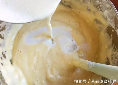 别再用电饭煲做蛋糕了,试试不锈钢盆蒸蛋糕,不分蛋,成功率更高