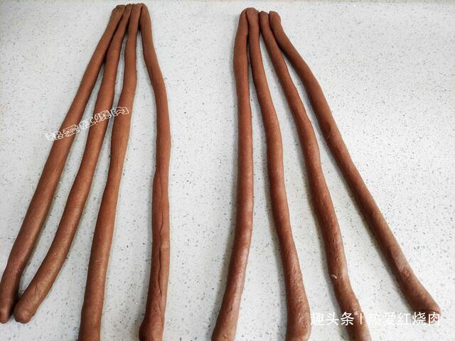 辫子面包容易断筋，自打用了这办法，每次做都成功而且拉丝效果好