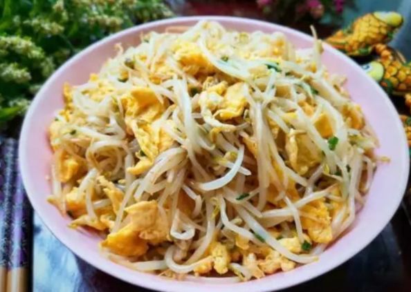 它是天然的“燃脂菜”，春天多吃油而不腻、燃烧脂肪，体重悄悄降