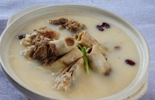 调味|炖骨头汤时,尽量别放这种料,不然毁了整锅汤,肉柴汤还难喝