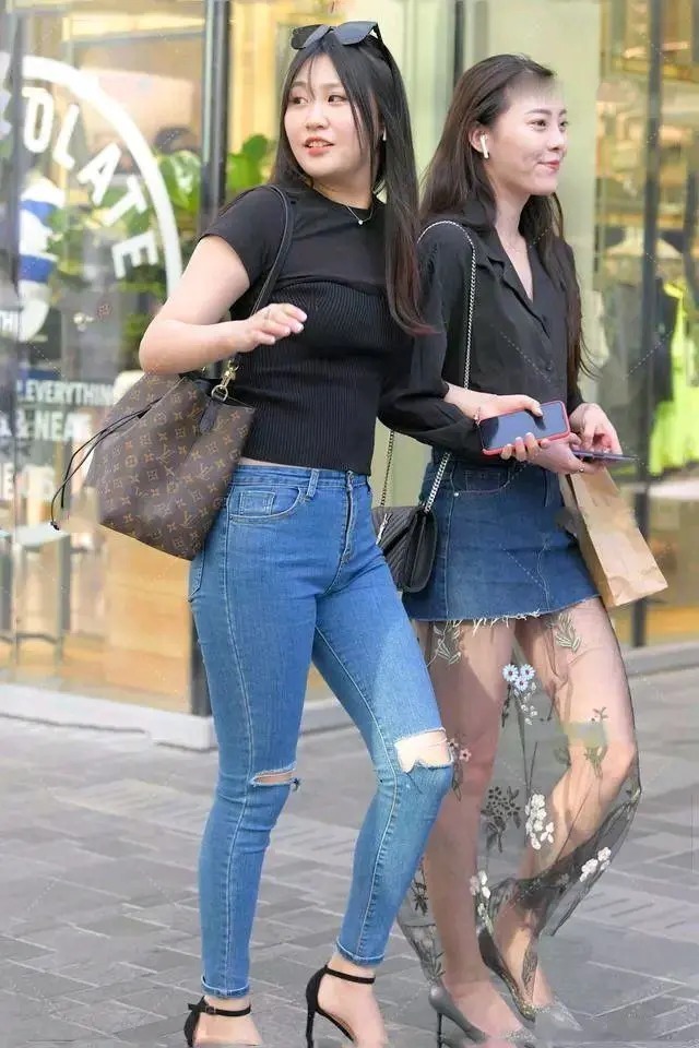 街拍:散发温柔大方气质,时尚感炸街的小姐姐们的穿搭推荐