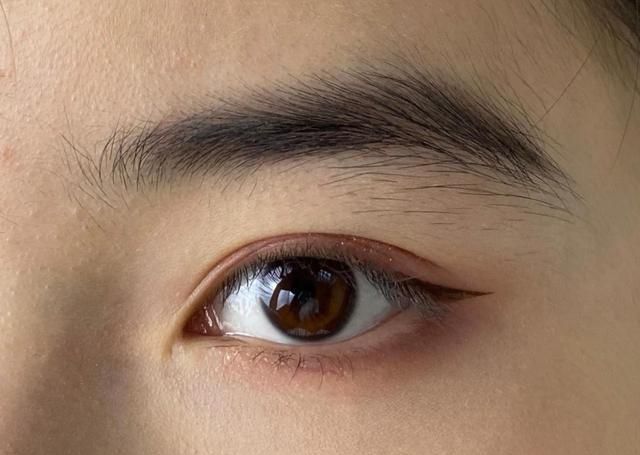 双眼|不会画“眼妆”的女生,只要掌握这4个技巧,放大双眼还好看!