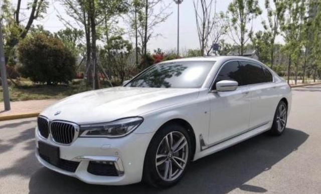 几乎零差评的豪车 商务气息浓厚 跌万 还看啥奥迪a8l 豪车 中年 高薪