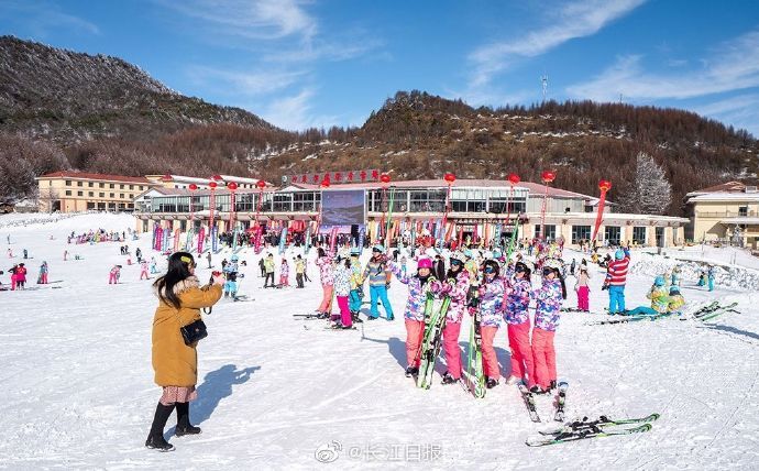 游客|神农架冰雪节火爆开场，周末两天首滑接待游客逾1万人次