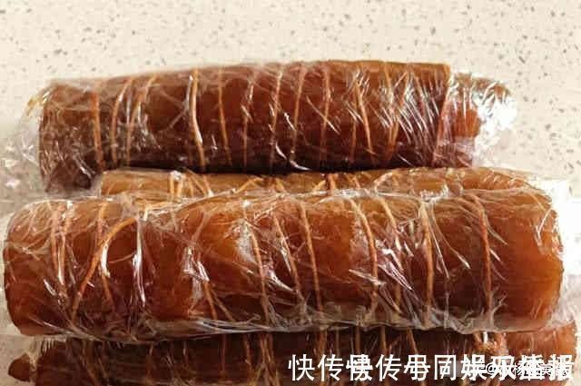 猪皮别只会做皮冻，学会这种做法，比猪蹄更补胶原蛋白