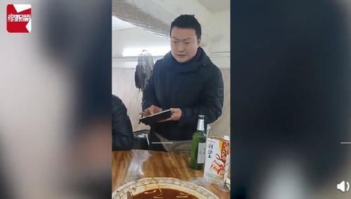 餐饮店老板用计算器盲打算账，手速惊人分毫不差，顾客惊呆直呼牛！