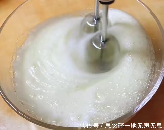 口感细腻的酸奶蛋糕,吃腻了平常的蛋糕,就试试这个吧!