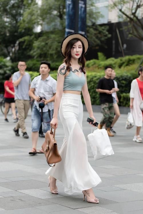 百搭 美女脚上搭配的高跟鞋，既舒适又时尚，带着一种浪漫的飘逸