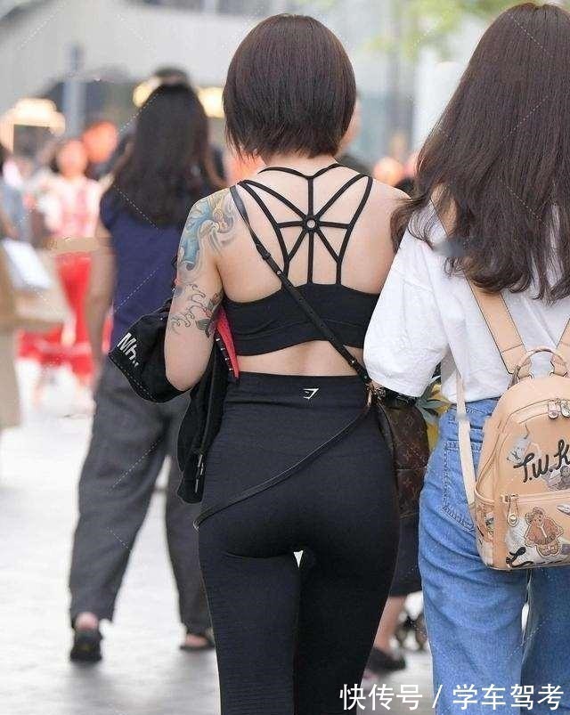 高腰裤 蓝色打底裤搭配时尚粉色上衣,衣品爆棚,身材比例上的不协调!