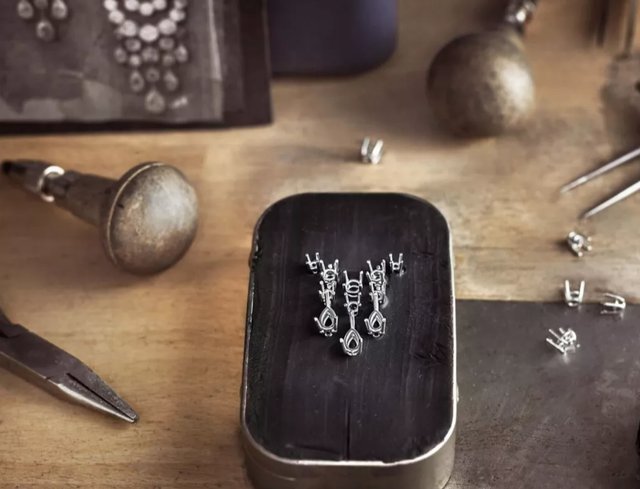 graff@GRAFF瑰丽珠宝的诞生过程揭秘双梨形和圆形钻石耳环