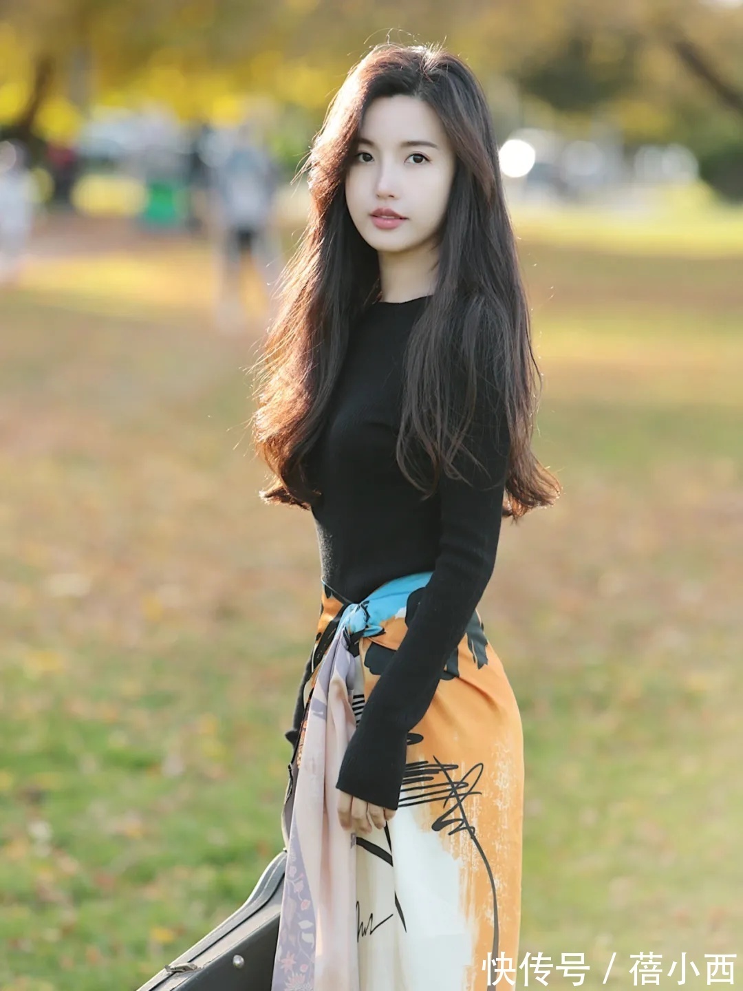 小姐姐|秋天建议30+女性多穿“黑色针织衫”,搭配半身裙,优雅到骨子里