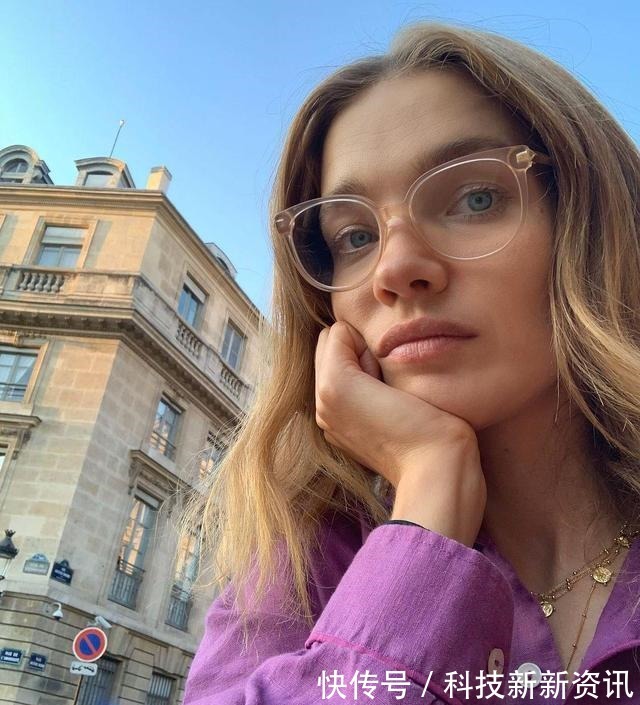 纳塔利·沃佳诺娃 LV太子妃婚后在家拍大片,穿挂脖裙配羊角高跟鞋,拿奢侈包逗猫!