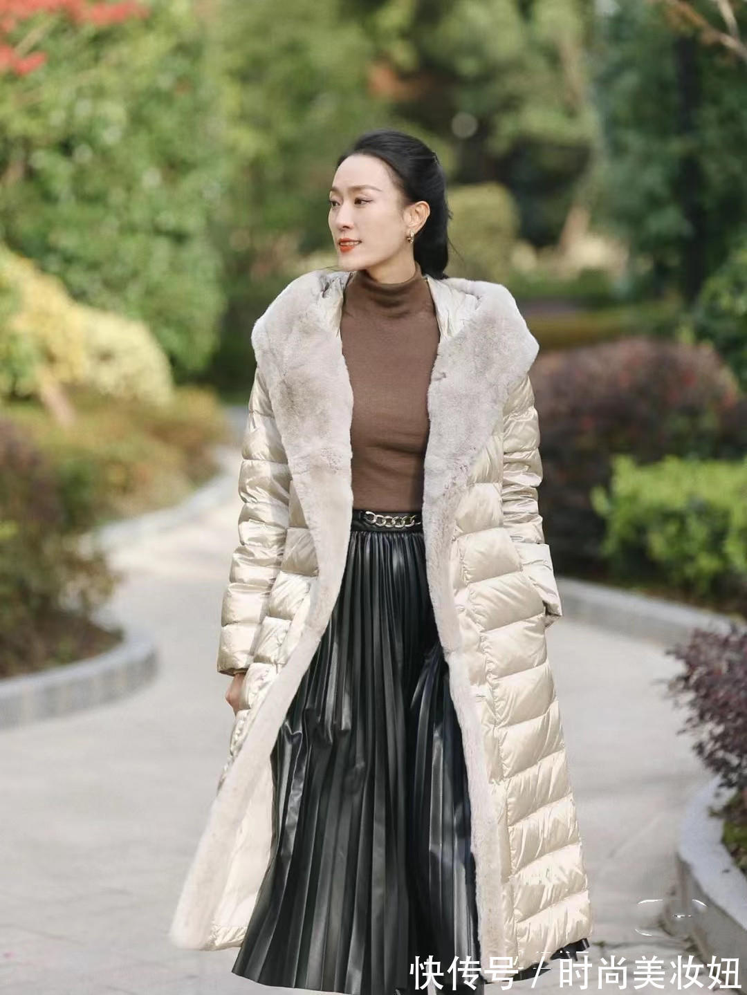 半身裙|难怪时髦精都爱“羽绒服+半身裙”,保暖洋气就算,还显高显腿长
