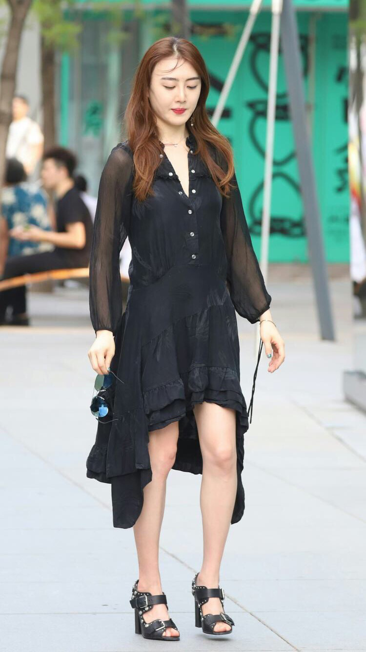 矮个子女生就要这样穿,黑色长裙搭配黑色铆钉高跟鞋,气场全开