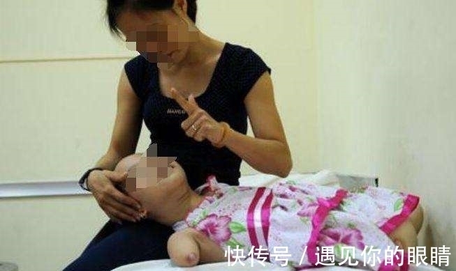 抚养|女生天生没有4肢,父亲想要放弃,但母亲却坚决不放弃抚养她长大