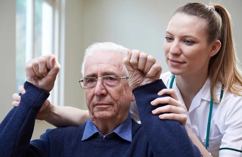 老人|家里老人突发脑溢血咋办？本文教您急救方法，4个步骤记清楚了