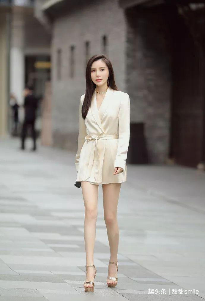 让双腿显得|美女脚上搭配着一双浅紫色的高跟凉鞋,看上去充满着魅力