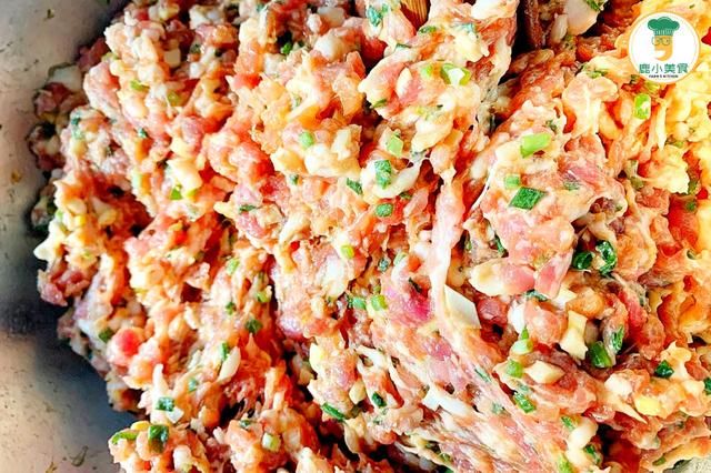 做青椒酿肉，谨记“二拌一塞一油炸”，咸香肉酥，椒皮油糯