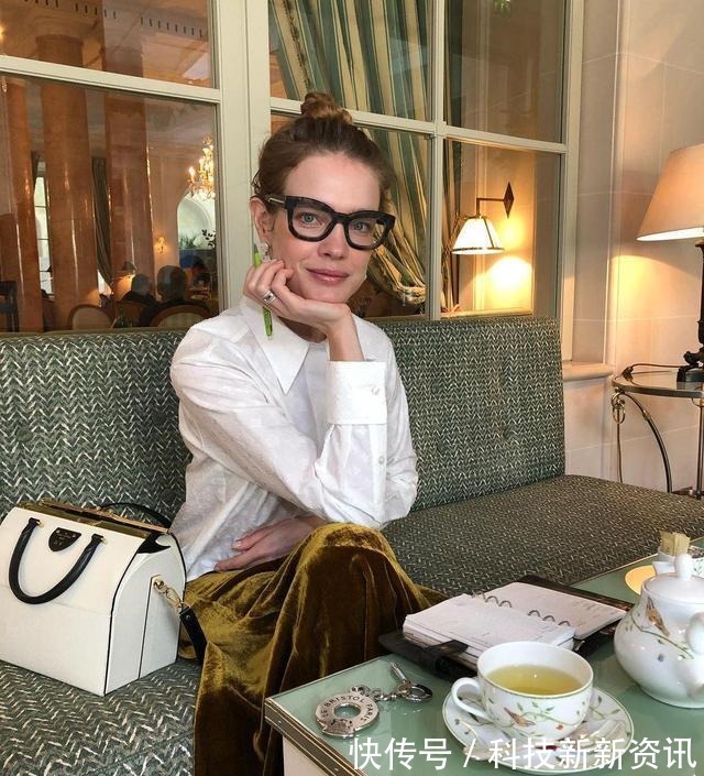 纳塔利·沃佳诺娃 LV太子妃婚后在家拍大片,穿挂脖裙配羊角高跟鞋,拿奢侈包逗猫!