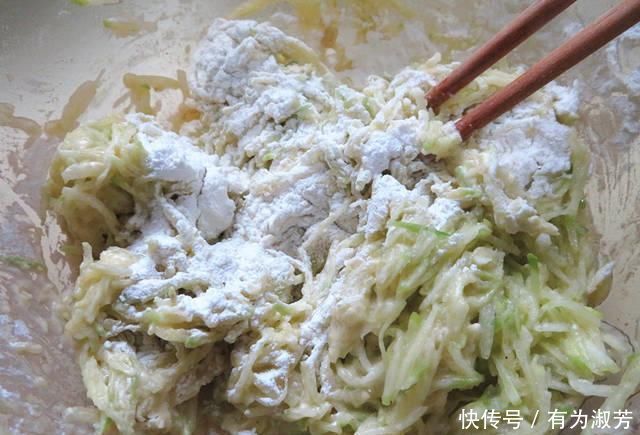 70岁的婆婆炸丸子,不光用萝卜还加它,炸好的丸子有独特的香味!