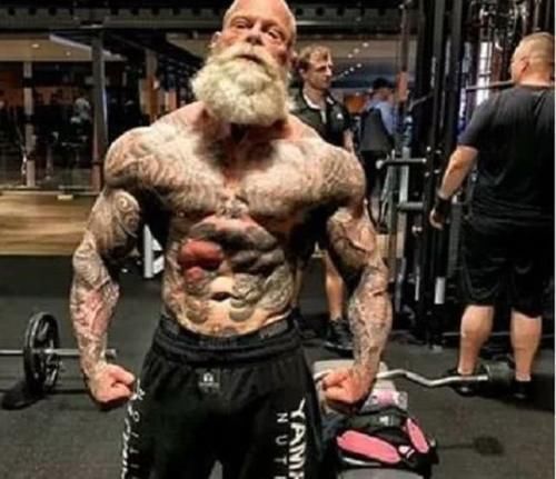 健身|还记得健身36年的荷兰纹身老头吗一身肌肉完胜小鲜肉，他现状是这样