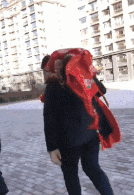 |搞笑GIF:后面的妹子,你怎么不用手推门,看着为你心疼!