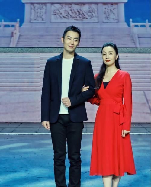 出行|女明星现身机场，穿基础款风衣出行机场，轻松穿出女神范