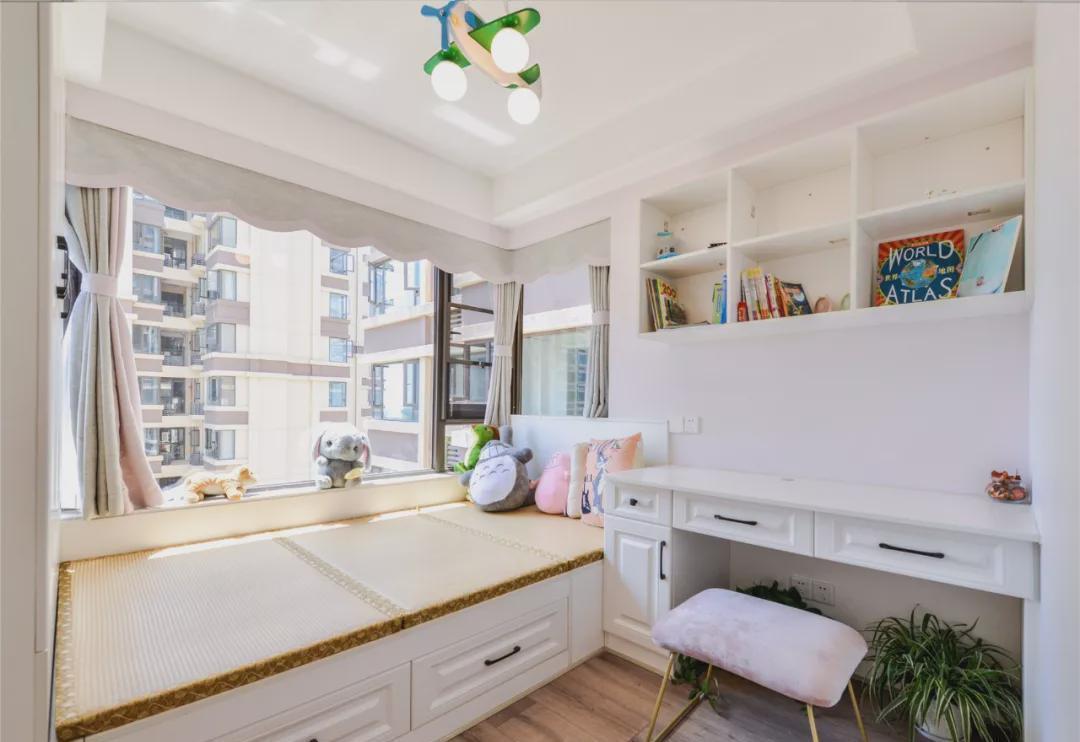 齐家云云|142平美式四居室,户型方正,色调浪漫又温馨,以后有房也这样装