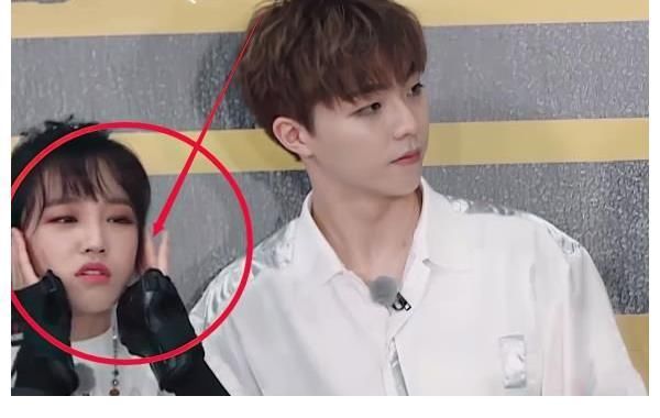 被大球砸到牙疼，宋雨琦卻慌張撫摸下巴，看清下巴形狀我明白了