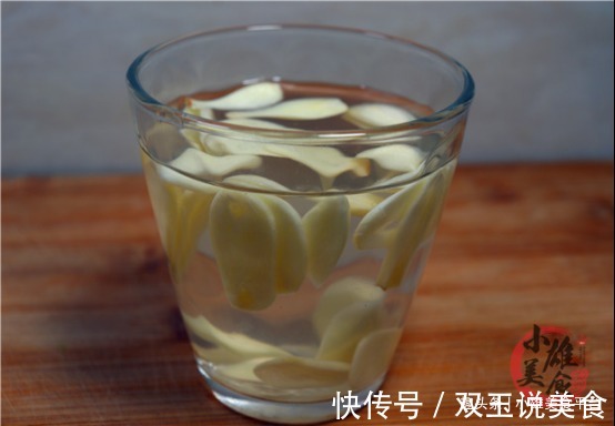 冰糖和大蒜一起泡水喝，好多人不懂有啥用，我也是才知道，太厉害