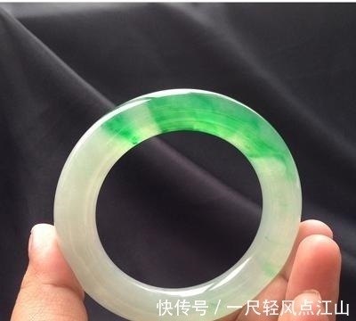 翡翠手镯 一般冰种玉镯子的价位