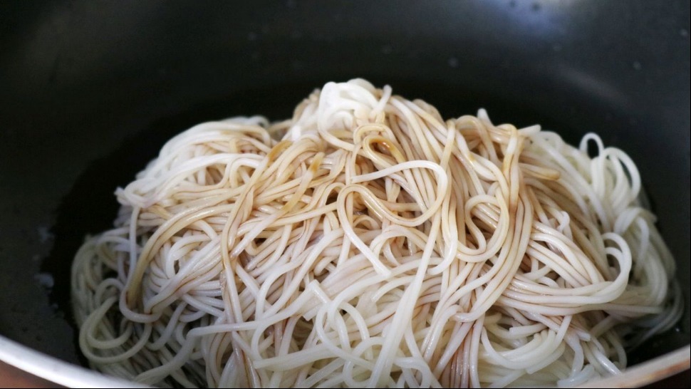 超美味的葱油拌面做法,几分钟搞定,葱香浓郁,超过瘾!