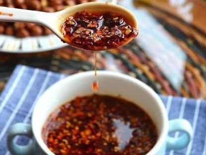 制作辣椒油，直接泼油是大错！多做一步，辣椒油又香又辣，特好吃