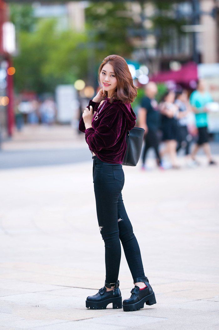 风采|美女街拍:穿搭深紫色的卫衣外套,配合甜美的笑容,看着很有青春风采