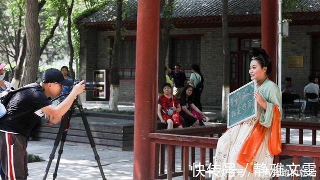 胡人!外国也有“汉服热”,当外国人穿上中国汉服,像是胡人,很惊艳