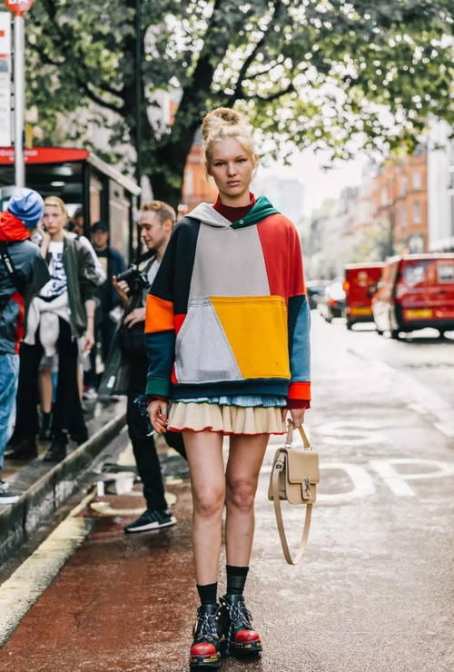 40岁女人别再穿卫衣＋长裤了，今年流行“上长下短”，时髦又减龄