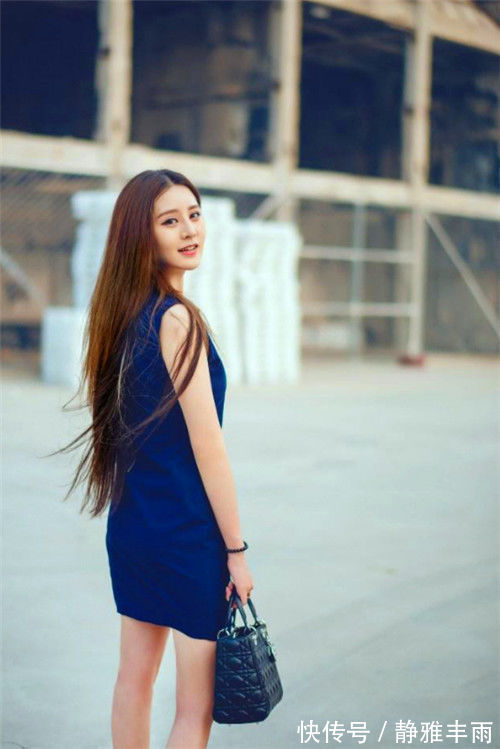 气质|街拍:蓝色无袖连衣裙,小姐姐长发飘飘,气质不凡