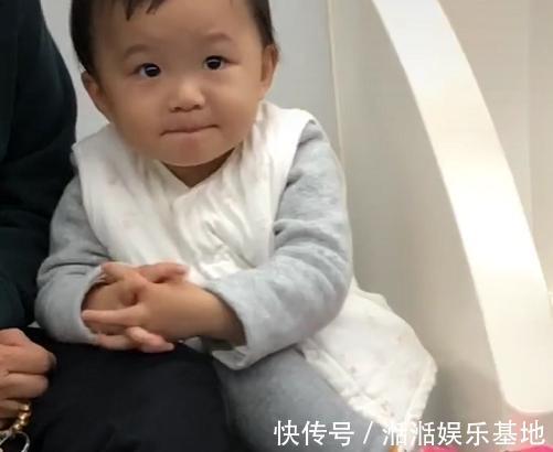 萌娃|“老干部奶奶”带娃坐地铁火了,萌娃“端手”的姿势模仿到了精髓