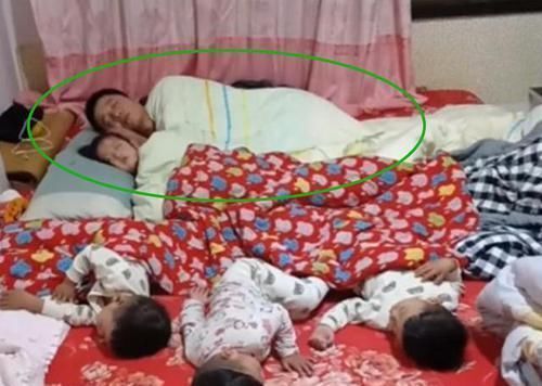 重男轻女|一家五口睡觉的照片火了,网友调侃:儿子只是意外,女儿才是真爱