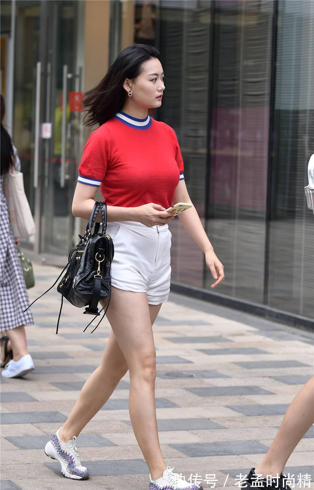 高跟鞋|白色修身短裤, 搭配红色半袖, 穿出朝气和活力