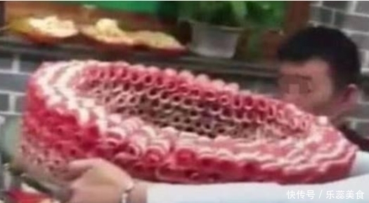  抠门|朋友请吃火锅，4个人只点一个菜，都说抠门，上菜后被“打脸”