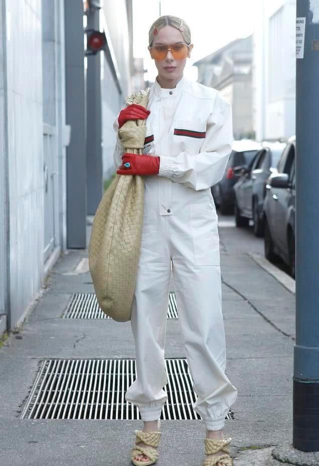 穿着|别总穿一字带凉鞋,今夏流行这些“双带”凉鞋,时髦洋气又舒适