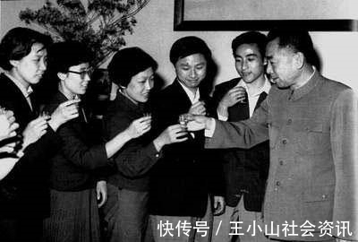 周总理@周总理极罕见的书法结字,挥毫41遍笔墨沉静壮美,被封为天地雄文