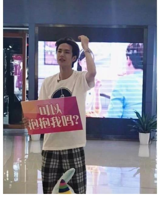 王一博早年活动无人识,现在粉丝看到牌子上的6个字,肠子都悔青