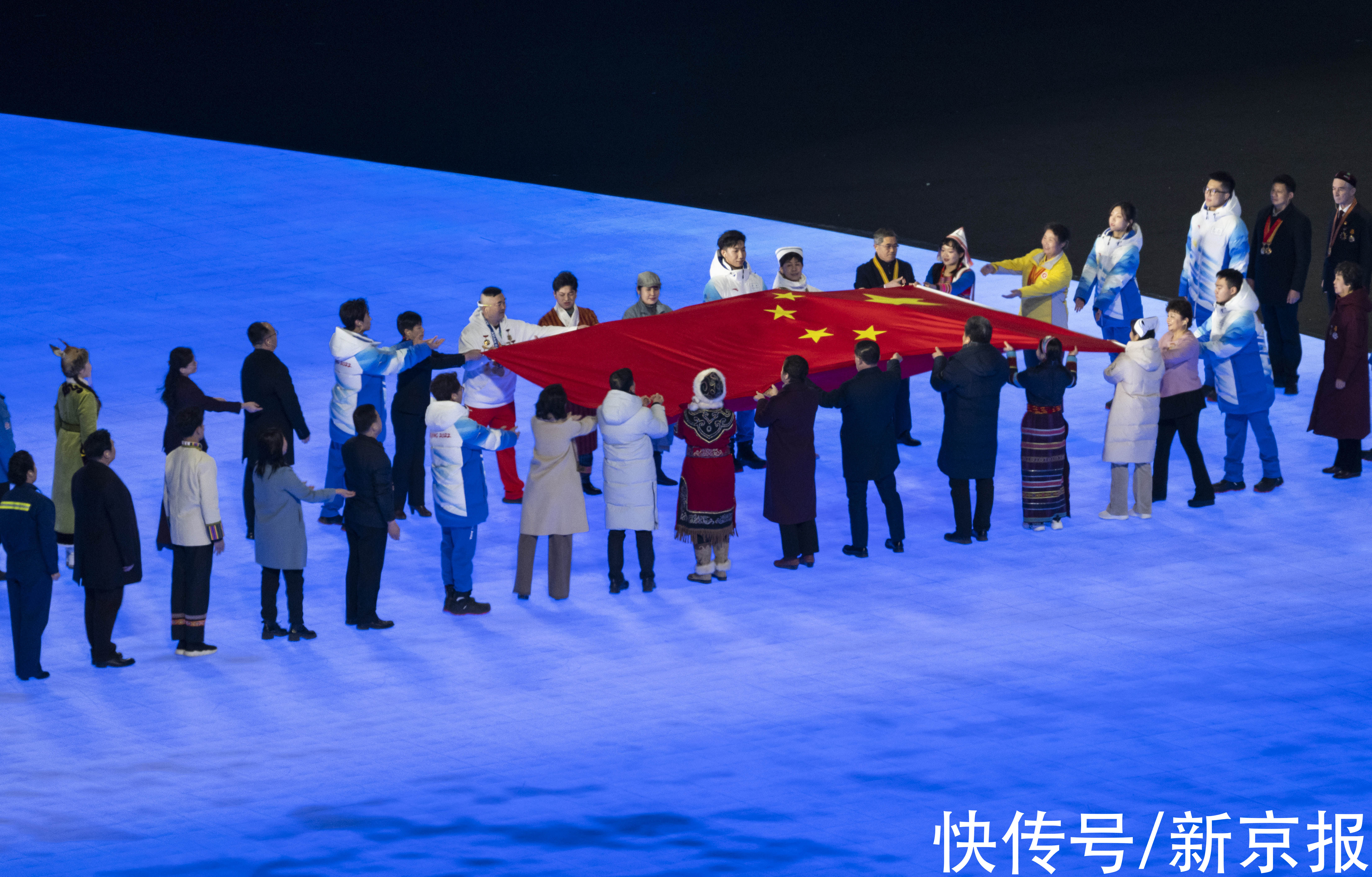 冬奥开幕式|冬奥开幕式传递国旗的北京警察：笑着流泪，我要保护好手中的国旗