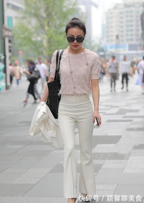女生们 秋天试试喇叭裤，休闲个性，让造型轻松远离路人感