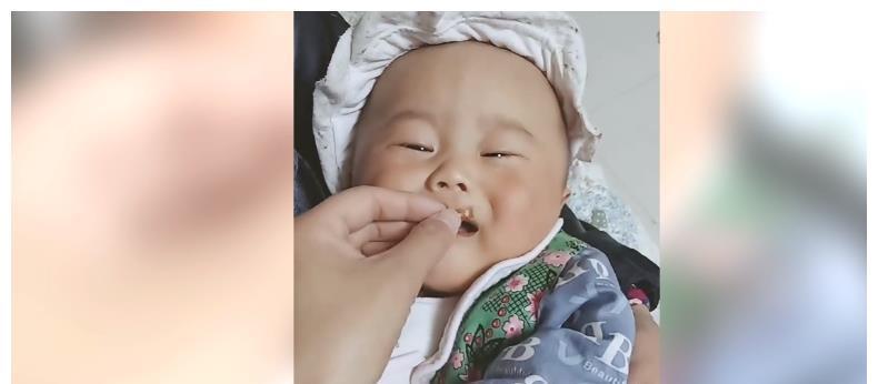 想吃|萌娃天天吃维生素,吃到都腻了,网友:不想吃,还耍性子呢