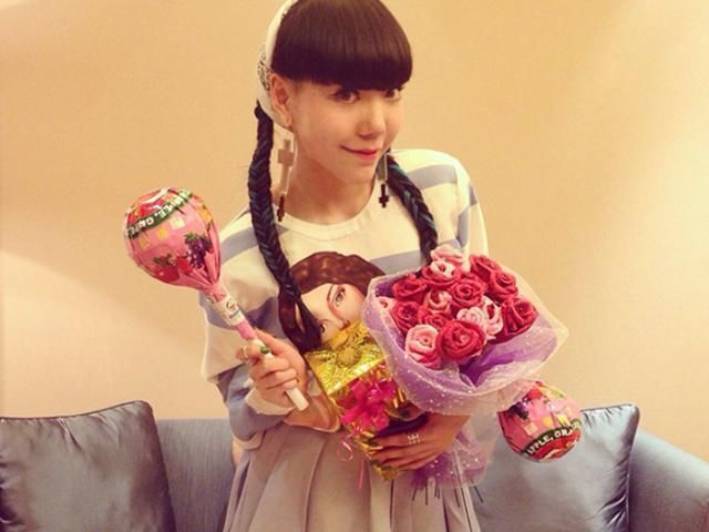 小魔女 走进吴莫愁现实中的家,餐厅是要当会议室用两排座椅能坐几十人