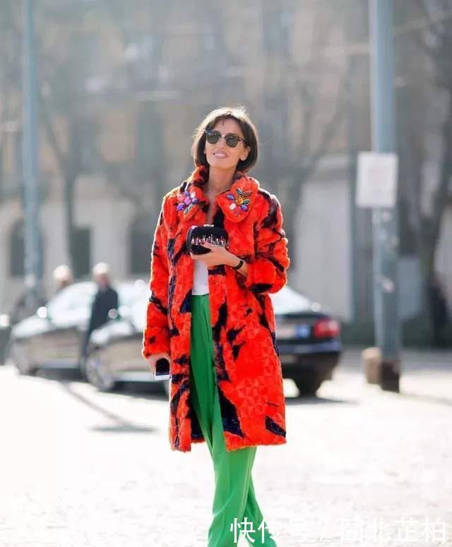 50岁的女人,过年最好少穿“红一套”!试试这3种穿搭,特优雅