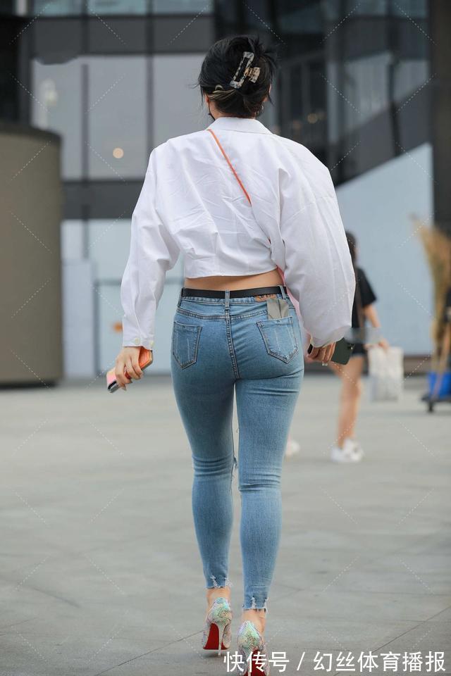 破洞 白色短款衬衣搭配蓝色破洞牛仔裤,清新时尚,还不失知性美感